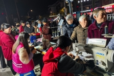 夢(mèng)迪集團(tuán)12月份黨員志愿活動(dòng)：巧手縫補(bǔ)暖人心，服務(wù)群眾顯真情